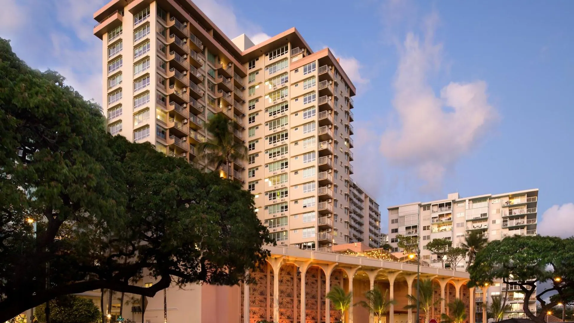 Verblijven in Waikiki: 3 Vier-Sterren Hotels Vergeleken