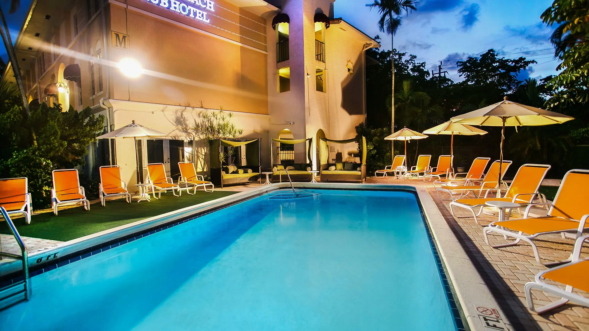 4 Beoordeelde Luchthaven Hotels bij Antique Car Museum Inc